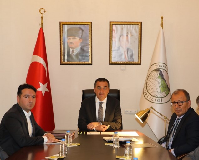 Vali/Belediye Başkan Vekili Sn. Türker ÖKSÜZ başkanlığında, muhtarları makamında ağırlayarak sorun ve taleplerini dinledi.